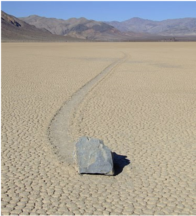 Một viên đá tại Thung lũng Chết tự di chuyển trong quãng đường khá dài, dù không phải do áp lực của mưa, gió hay dòng nước (Ảnh: wikipedia) 