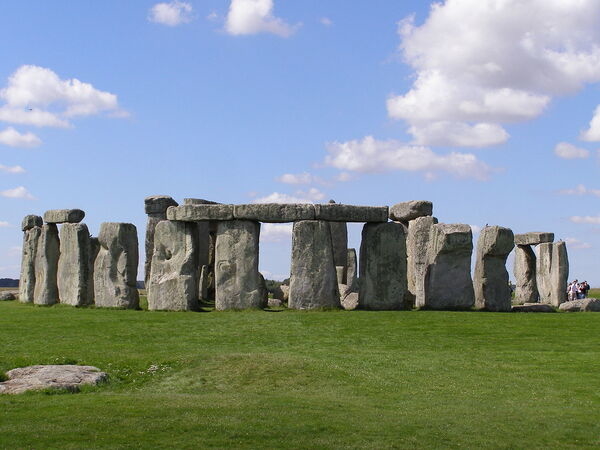 Stonehenge là một trong những di tích bí ẩn nhất của nhân loại, là công trình của một số nền văn hóa khác nhau và được xây dựng theo từng giai đoạn trong nhiều thiên niên kỷ. (Ảnh: Wikipedia)