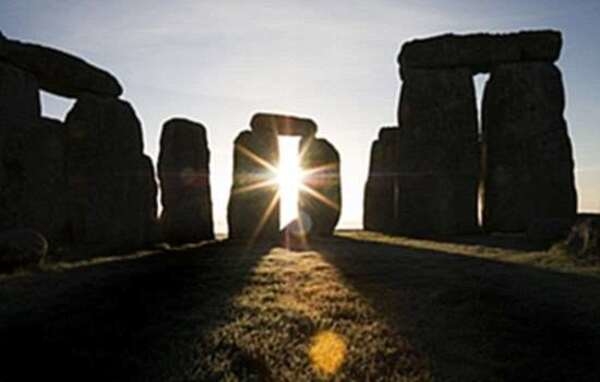 Quan sát hoàng hôn tại Stonehenge. (Ảnh: English Heritage)