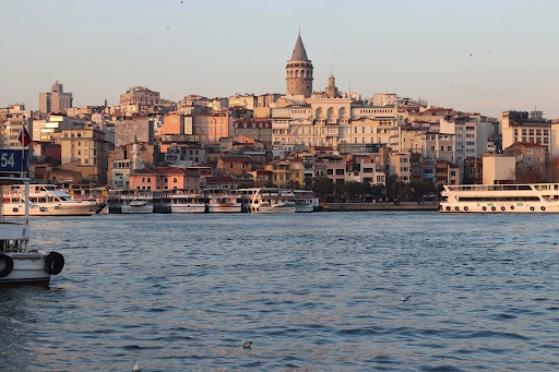  Istanbul là thành phố lớn nhất của Thổ Nhĩ Kỳ có tầm quan trọng về kinh tế và văn hóa trong nhiều thế kỷ. 