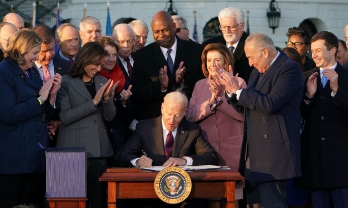Tổng thống Joe Biden ký dự luật cơ sở hạ tầng trị giá 1,2 nghìn tỷ USD